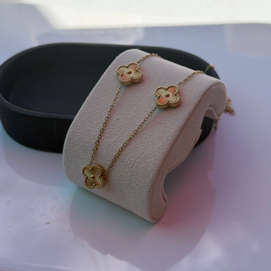 Clover Necklace Gold